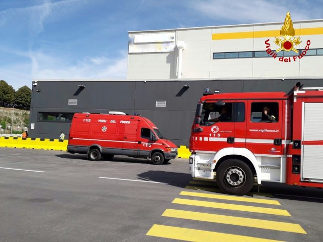 Operaio folgorato al polo Amazon, resta grave
