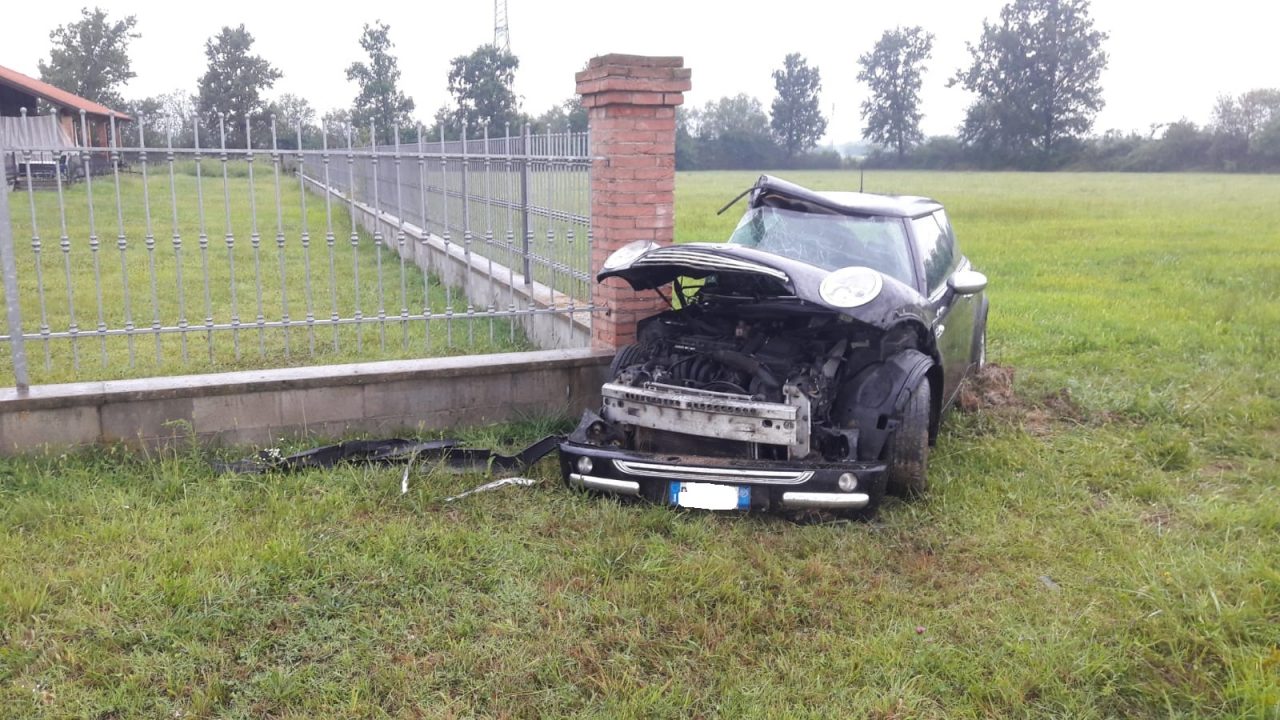 Auto sbanda e finisce fuori strada, volpianese portato al Cto