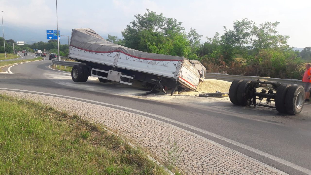 Tir perde il carico, centinaia di chili di farina sull’asfalto | FOTO