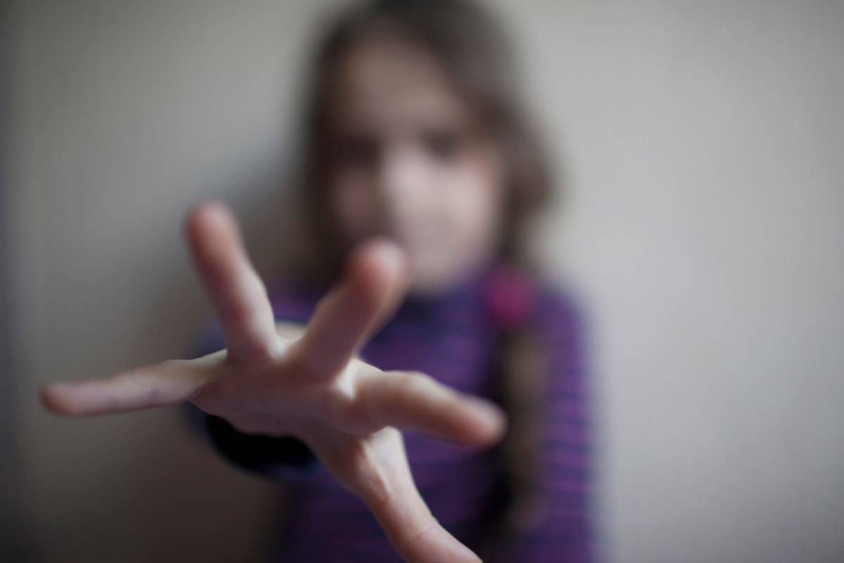Violentata dal nonno: la preside sapeva ma non ha denunciato