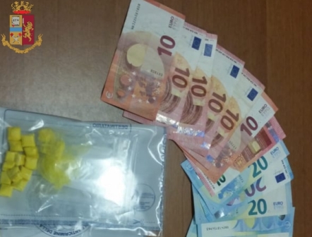 Nasconde crack nella luce di cortesia dell’auto: 36enne arrestato