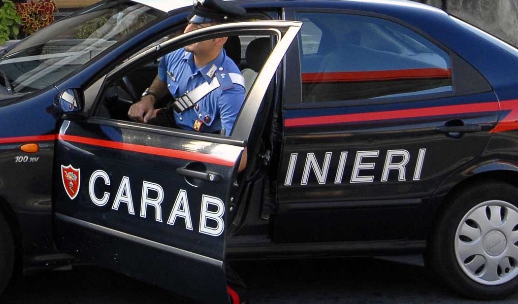 Tentata di strangolare il compagno, fermata dai carabinieri