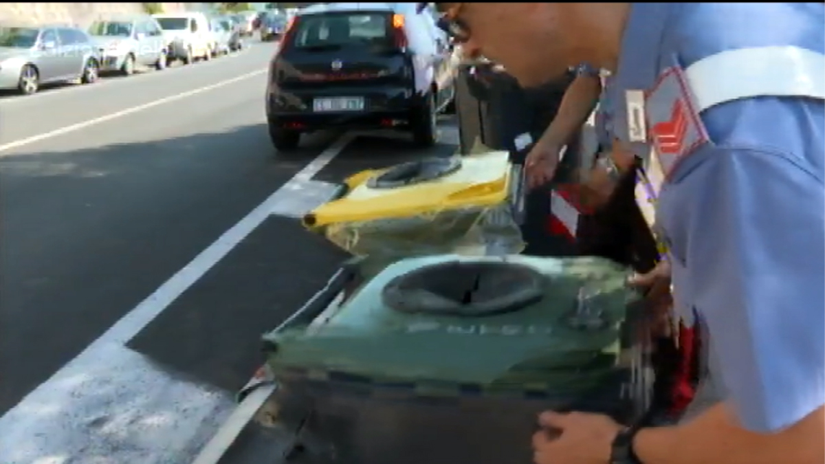 Denunciato il giovane di Torino che ha lanciato un cassonetto