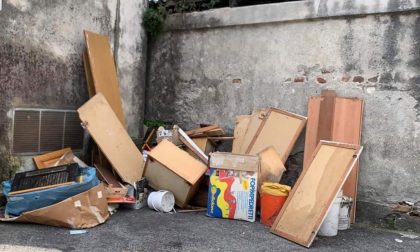 Abbandonano rifiuti a Favria, la Polizia locale li ha beccati