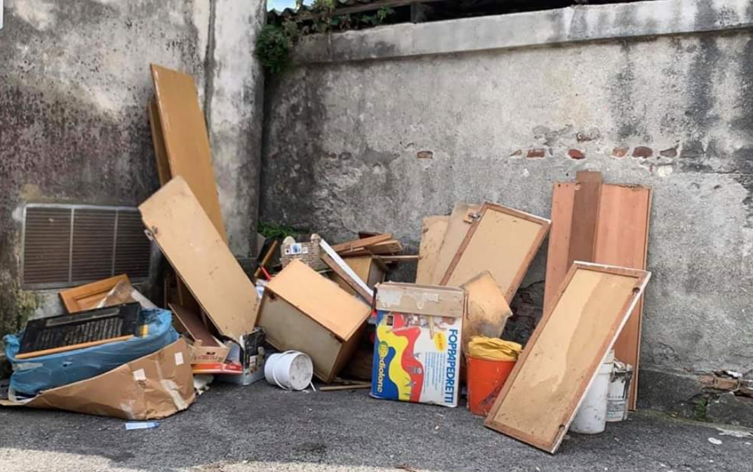 Abbandonano rifiuti a Favria, la Polizia locale li ha beccati