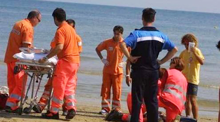 Malore in spiaggia, pensionato di Agliè muore il giorno del suo compleanno