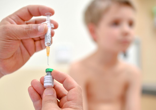 Bimbi non vaccinati “respinti” dalla materna, stasera la fiaccolata del Comitato Libera Scelta Ivrea