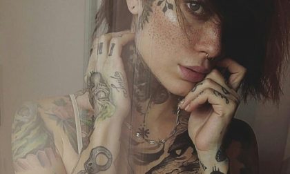 "Insultata davanti alla figlia perchè tatuata" la denuncia su Facebook di una modella eporediese