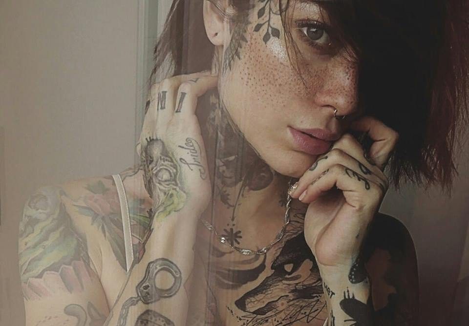 “Insultata davanti alla figlia perchè tatuata” la denuncia su Facebook di una modella eporediese
