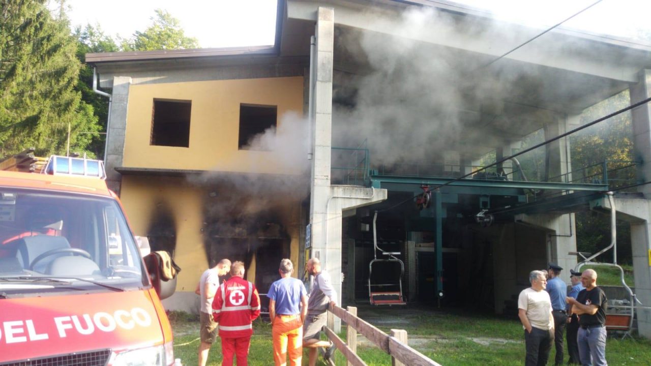 In fiamme la seggiovia