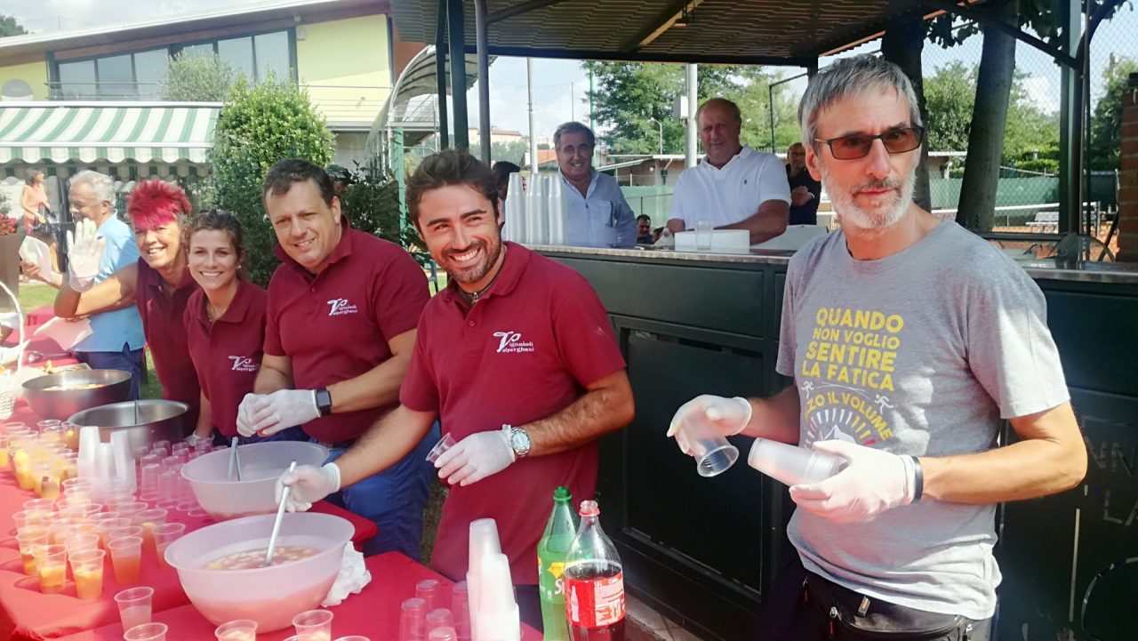 Tantissimi i partecipanti alla camminata enogastronomica a Valperga | FOTO