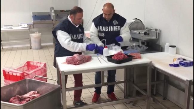Carne con bisolfito per farla sembrare fresca: i Nas chiudono altre 4 macellerie