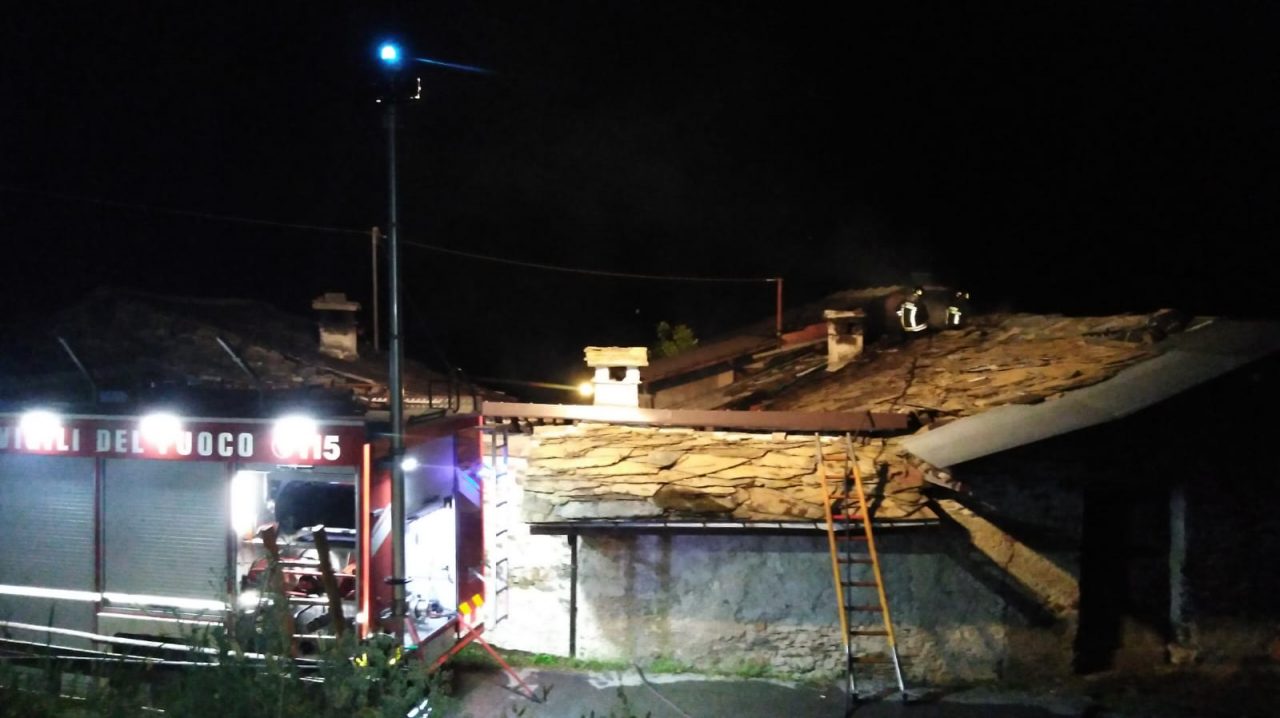 A fuoco casa a Locana: 55enne elitrasportato alle Molinette