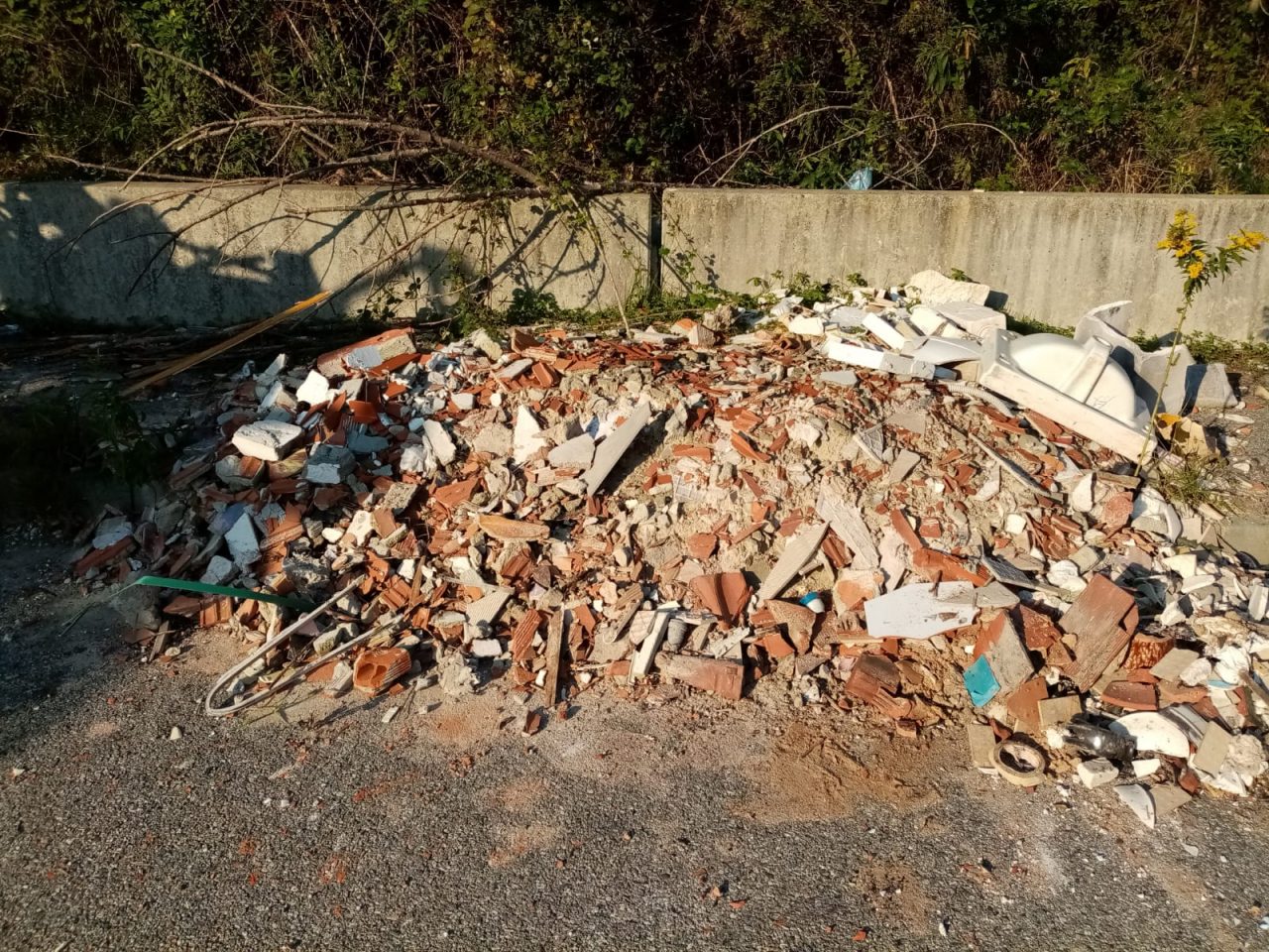Consiglieri comunali ripuliscono area industriale dalle macerie