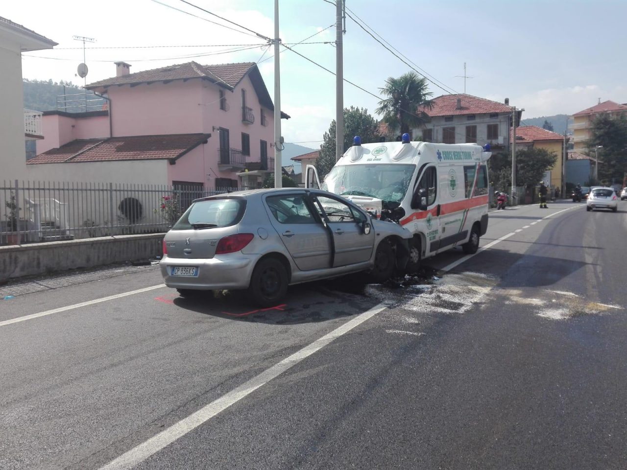 Auto contro ambulanza: incidente a Lanzo in via Torino