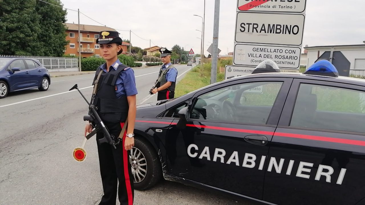 Picchia la compagna perché chatta con gli amici: arrestato