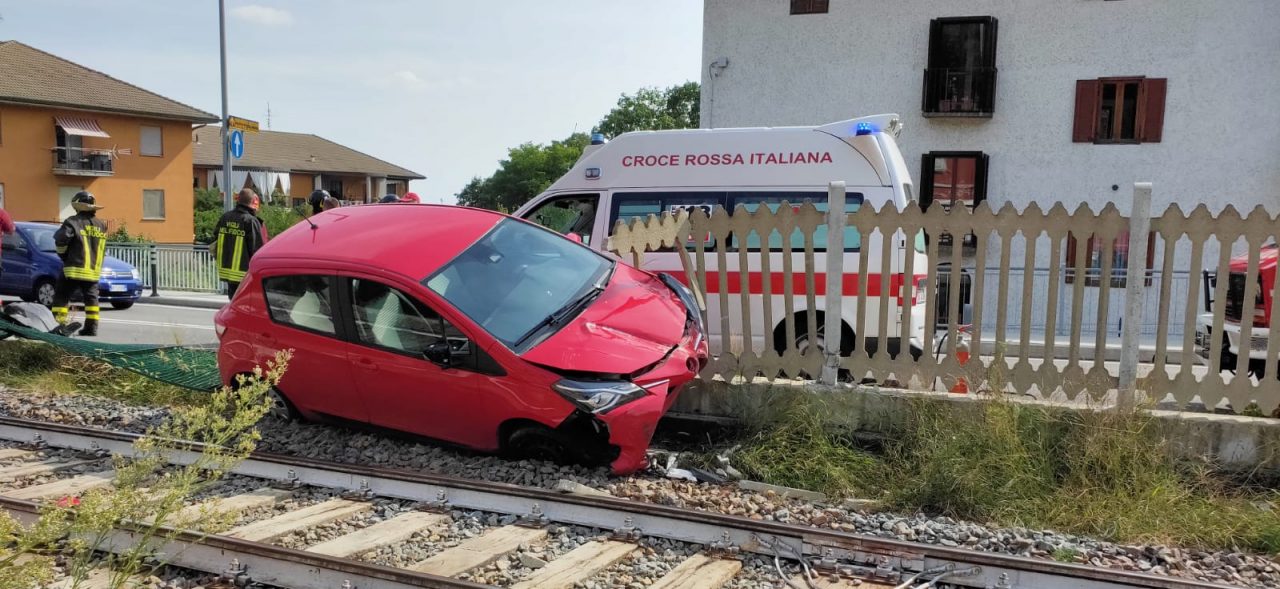 Auto sui binari bloccata ferrovia a Lanzo