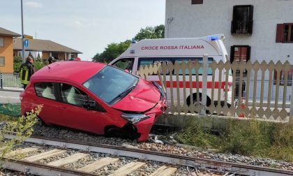 Auto sui binari bloccata ferrovia a Lanzo