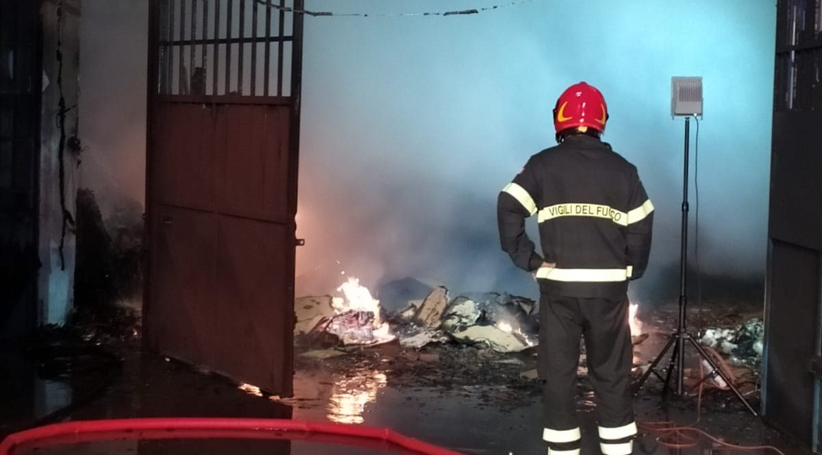 Vigili del fuoco domano incendio in azienda di buste di plastica