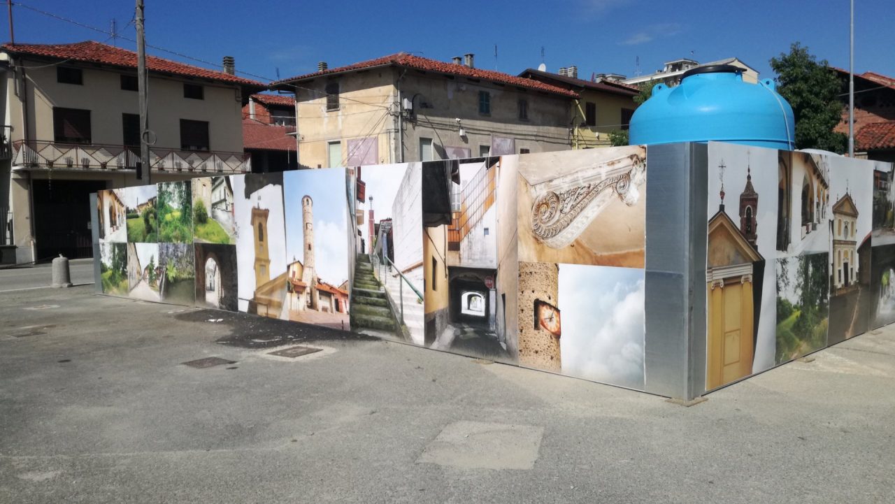 Lunghi lavori di bonifica, il sindaco fa realizzare una copertura con immagini del paese
