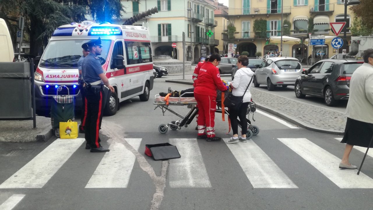 Donna cade sulle strisce pedonali in pieno centro a Rivarolo
