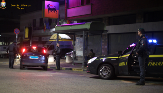Controlli della Finanza sulle strade torinesi, patenti ritirate e un arresto