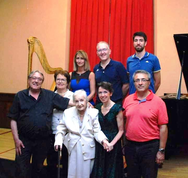 Mara con la zia, al termine del suo concerto a Castellamonte