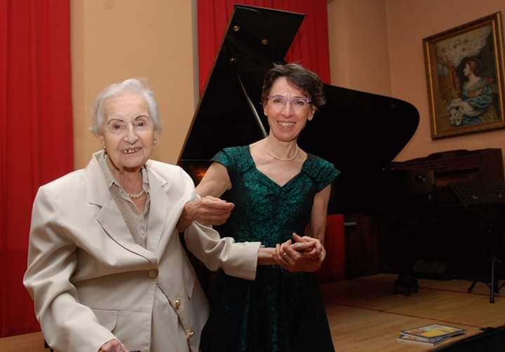 Mara e zia Florrie, con il pianoforte del concerto del 1942