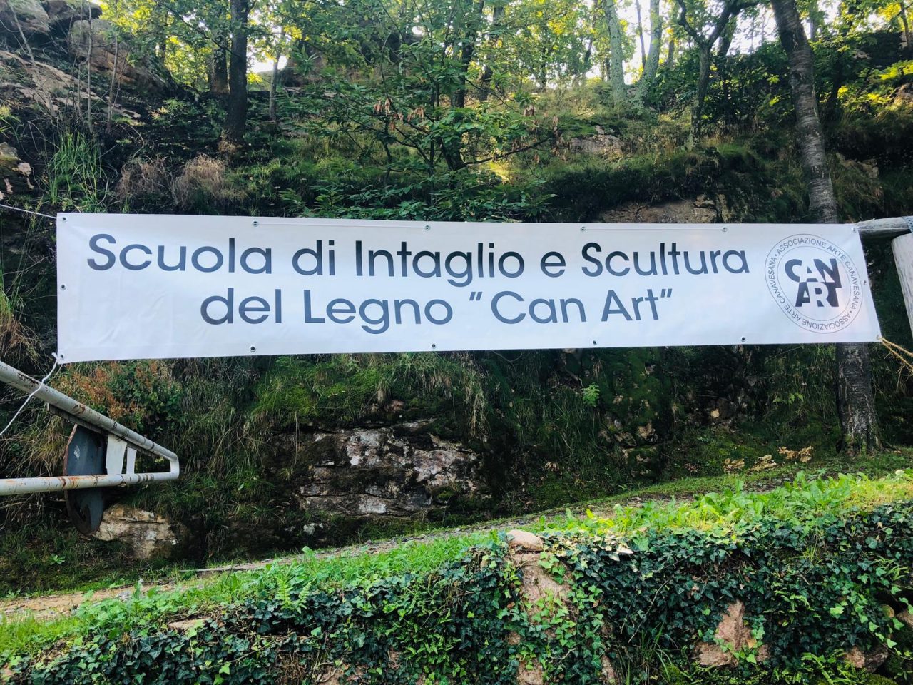 Sculture di legno con gli alberi distrutti dall'incendio di Belmonte