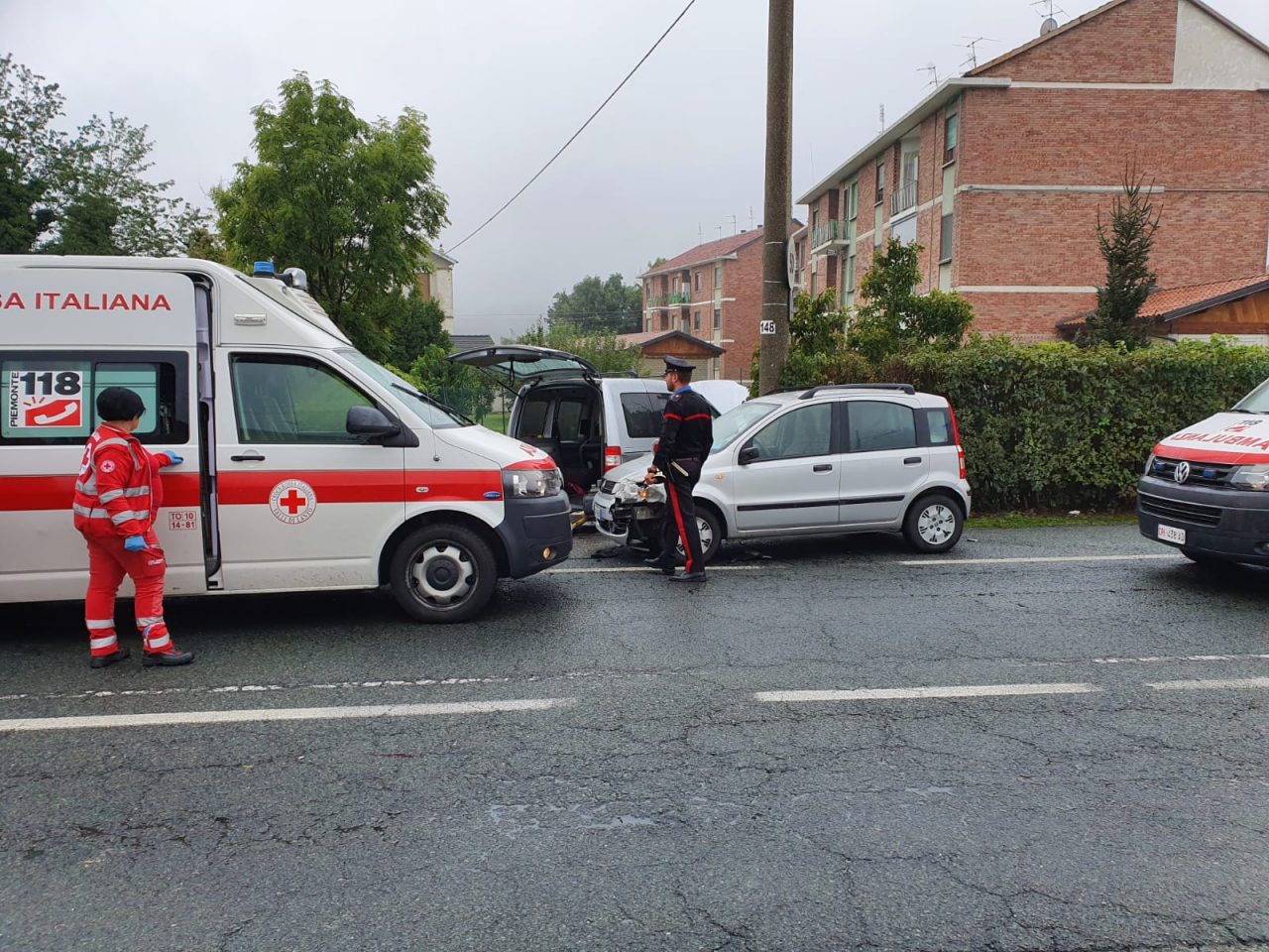 Due auto si scontrano a Lanzo e una finisce contro il contatore del gas