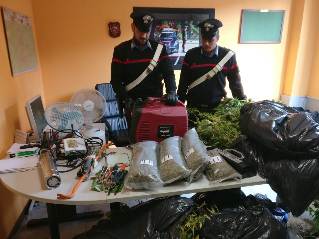 Laboratorio della droga in una cascina occupata abusivamente | FOTO e VIDEO