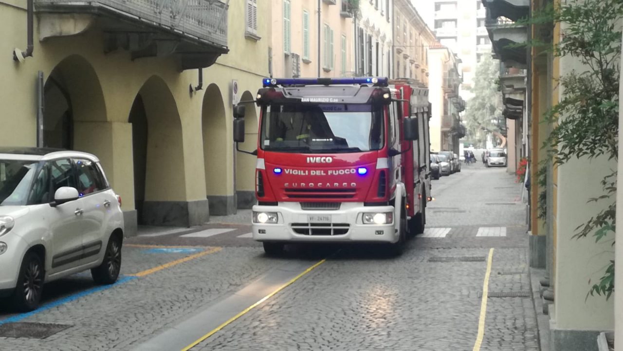 Fiamme in un ufficio in via Ivrea a Rivarolo | FOTO