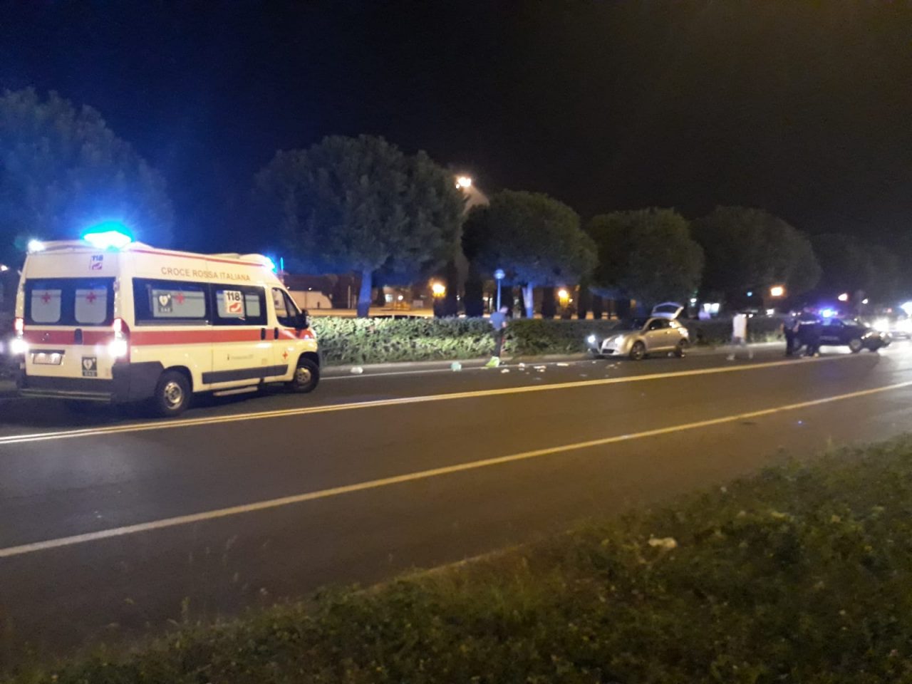 Donna investita da un’auto lotta per la vita in ospedale