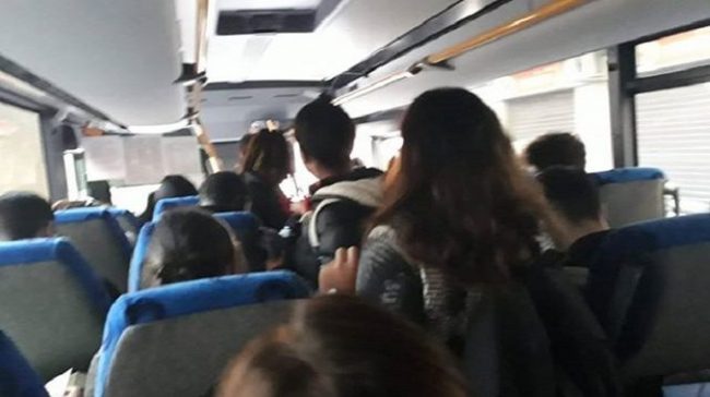 Bus strapieni: studenti ammassati… o lasciati a terra sul marciapiede