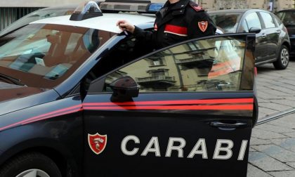Aggredisce una ragazza senza motivo con un pugno, fermato dai carabinieri
