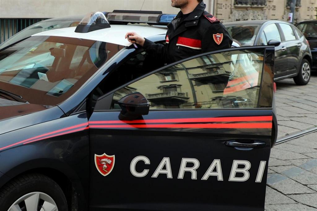Aggredisce una ragazza senza motivo con un pugno, fermato dai carabinieri