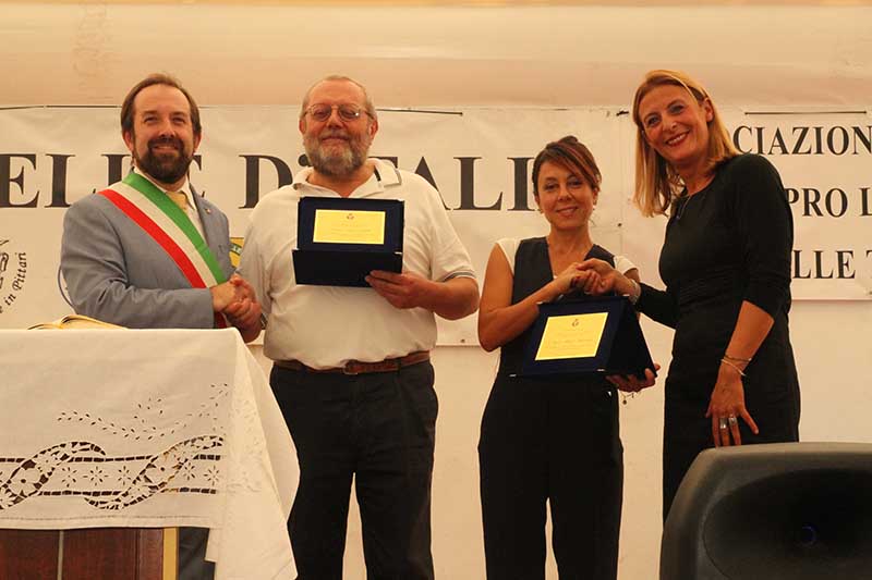 Restaurato fregio ligneo vandalizzato: premiati due cittadini meritevoli