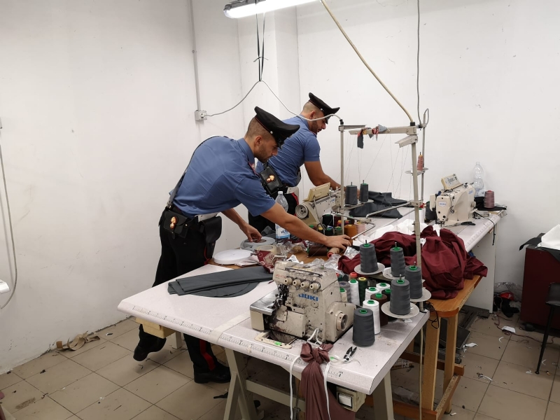 Laboratorio illegale cinese sequestrato dai carabinieri