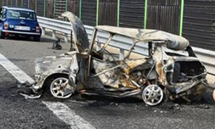 Incidente in autostrada, auto prende fuoco e muoiono padre e figlioletta | VIDEO