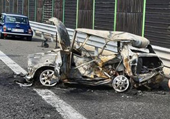 Incidente in autostrada, auto prende fuoco e muoiono padre e figlioletta | VIDEO