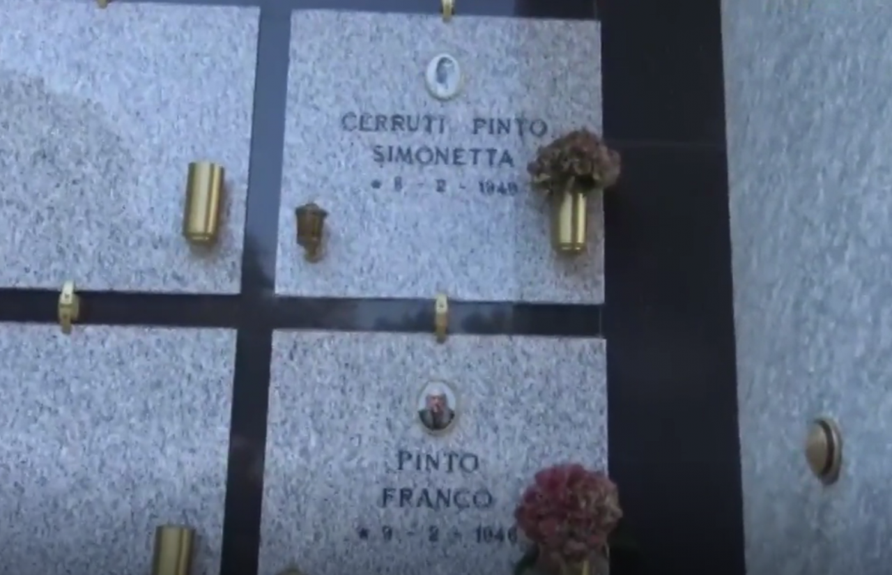 Portano i fiori sulle loro tombe: “Quando moriremo nessuno lo farà”