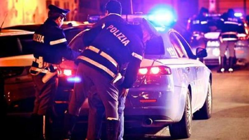 Ubriaco lancia pietre e minaccia passanti con cocci i vetro