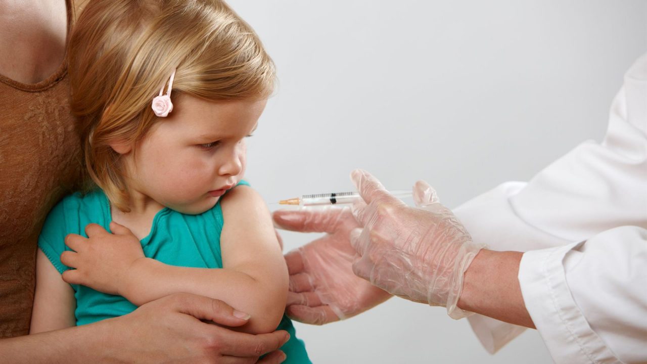 Gemelle non vaccinate a Ivrea lasciate fuori dall’asilo, la madre dichiara lo sciopero della fame