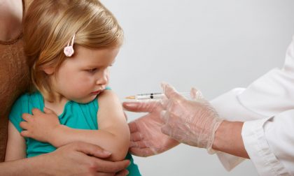 Gemelle non vaccinate a Ivrea lasciate fuori dall'asilo, la madre dichiara lo sciopero della fame