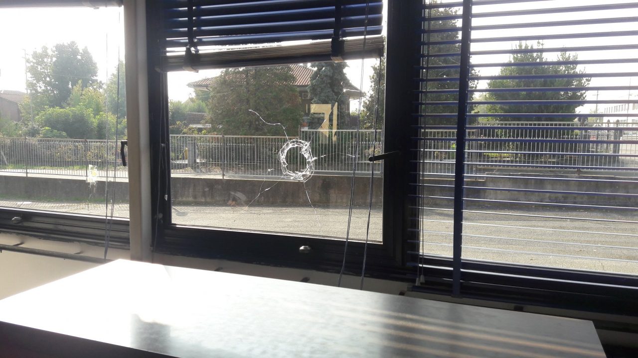 Vandali infrangono una vetrata della scuola di Castellamonte