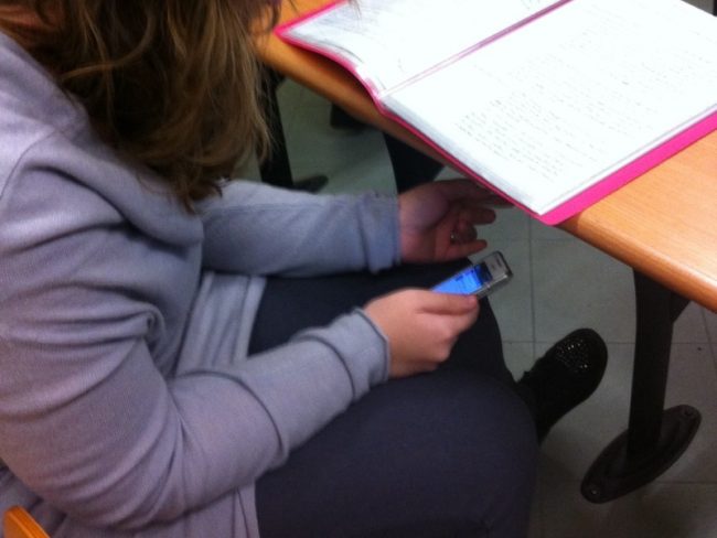 Filmano la prof durante la lezione poi postano il video su Instagram