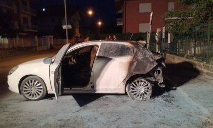 Auto in fiamme  davanti alla sede della Croce Verde