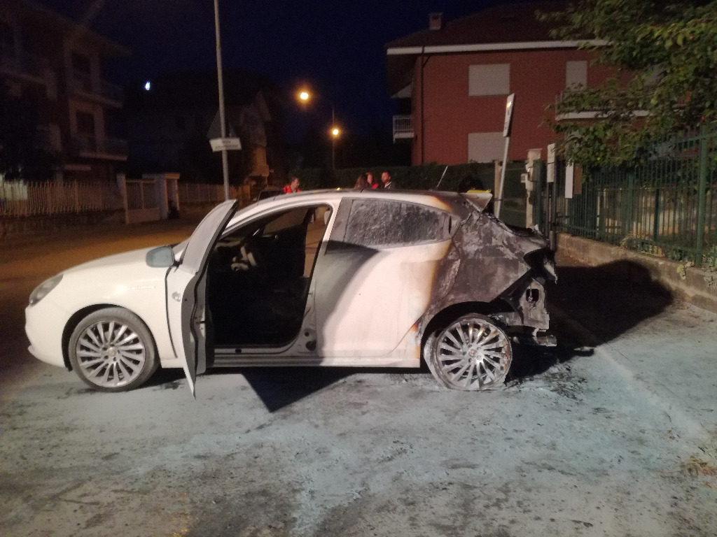 Auto in fiamme  davanti alla sede della Croce Verde