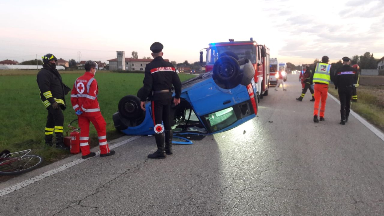 Auto si ribalta, ferita la donna al volante | FOTO