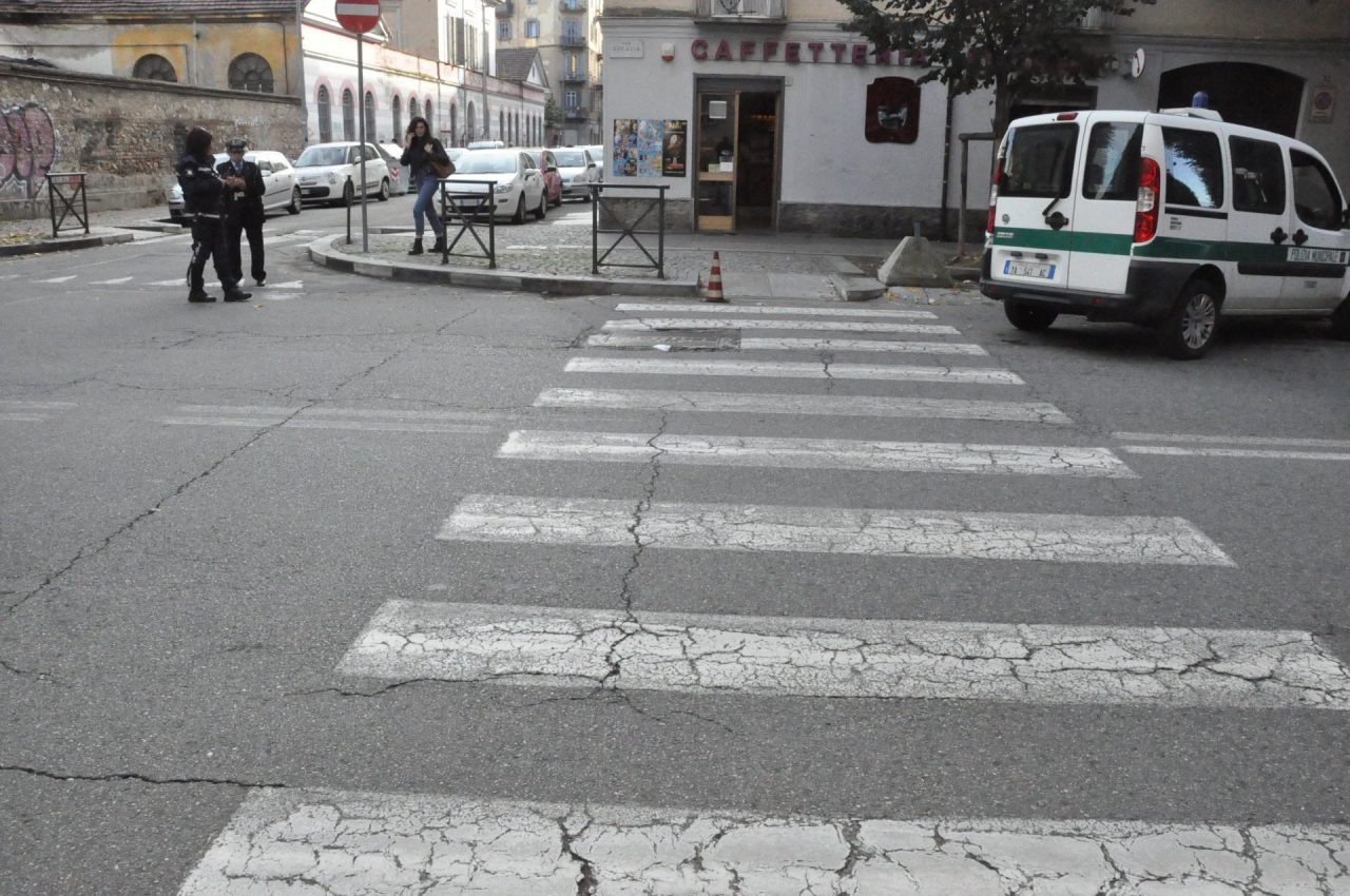 Inciampa su un tombino e muore: la vittima